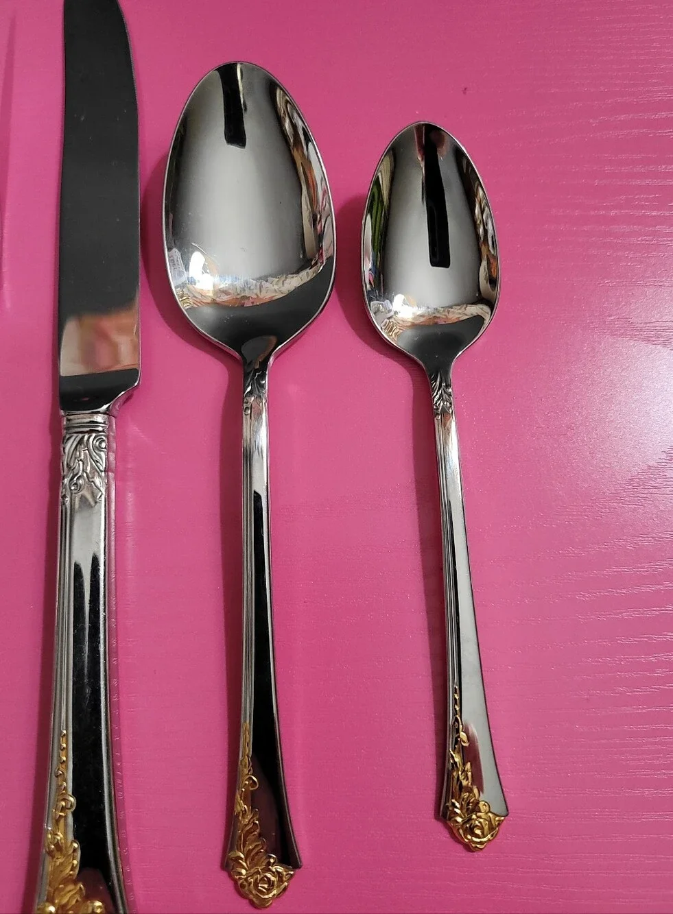 Oneida Golden Damask Rose Stainless Gold Accents 5 Piece Silverware Set (1385)
